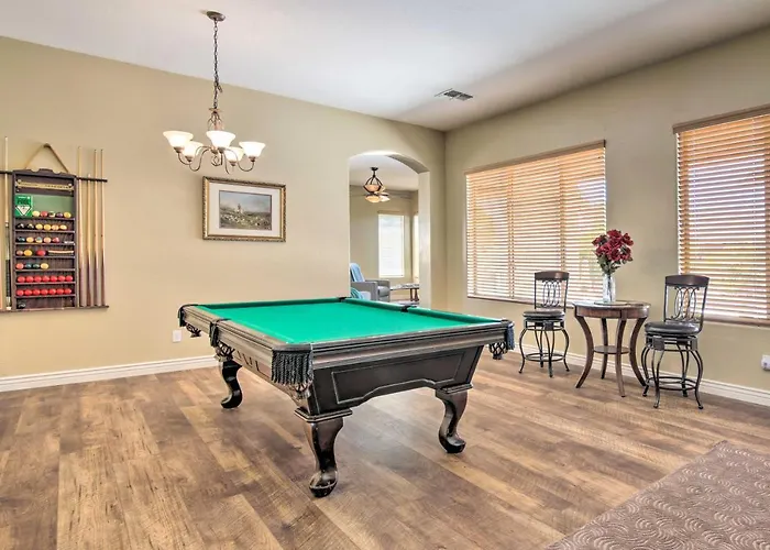 Holiday home Pool Table, Yard & Grill: Luxe Escape