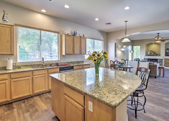 Holiday home Pool Table, Yard & Grill: Luxe Escape Queen Creek