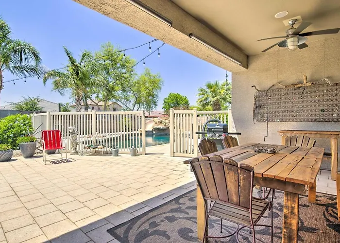 Holiday home Pool Table, Yard & Grill: Luxe Escape *