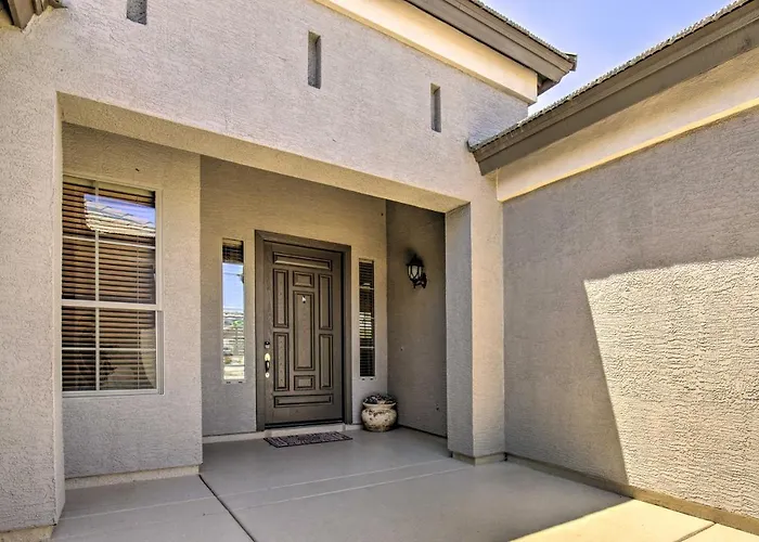 Pool Table, Yard & Grill: Luxe Escape *
